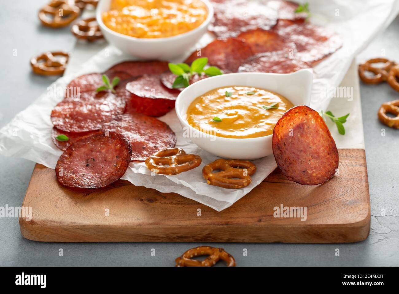 Salumi al forno con salse al formaggio Foto Stock