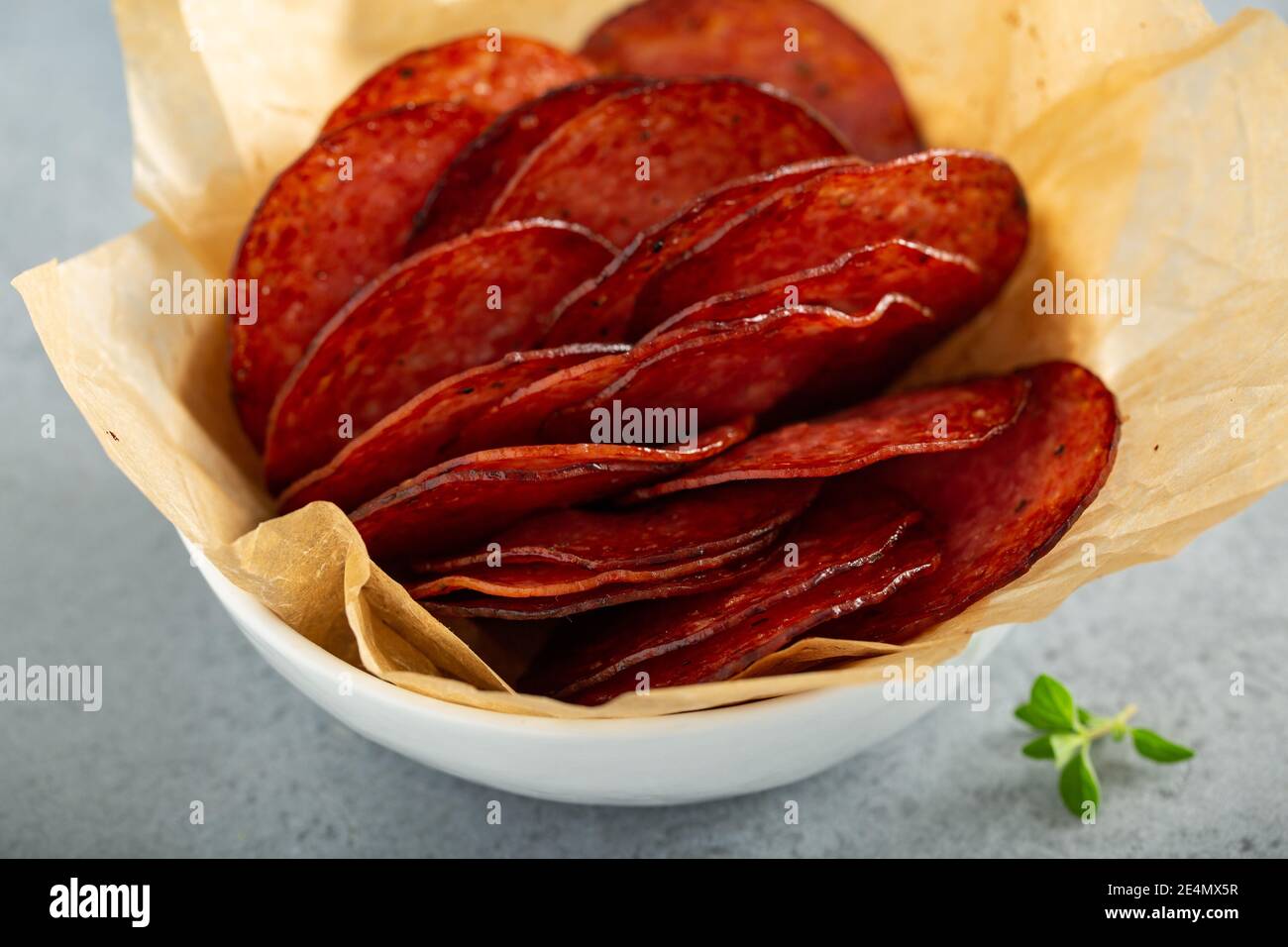 Salumi al forno con salse al formaggio Foto Stock