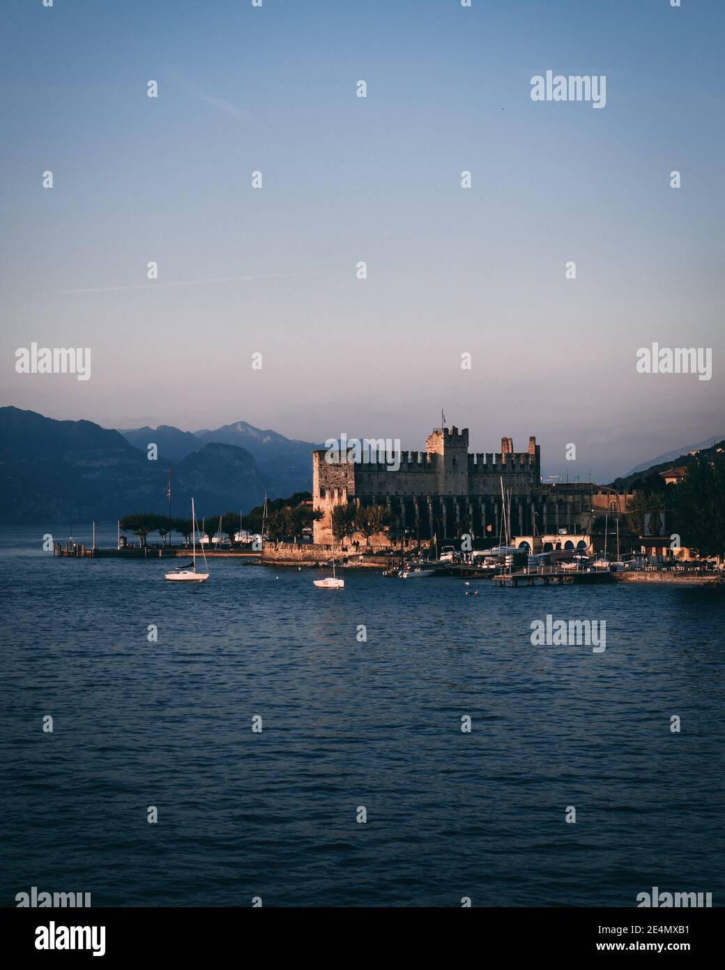 Un colpo verticale di Torri del Benaco in Italia under cancella s Foto Stock