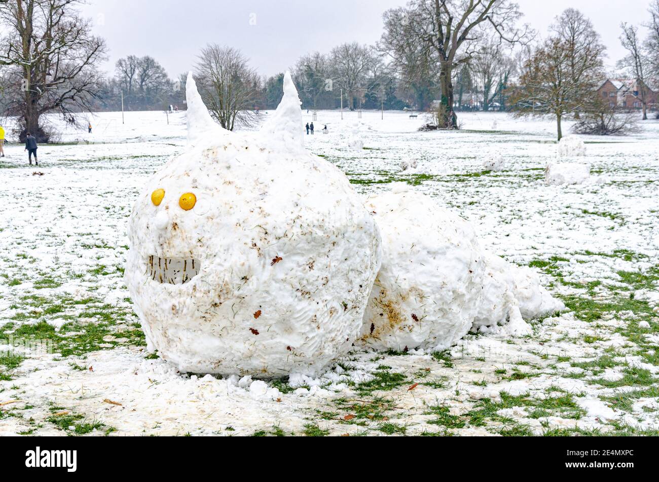 Una grande creatura simile a un bruco scolpito dalla neve in Prospect Park, Reading, Regno Unito, nel mezzo del vino Foto Stock