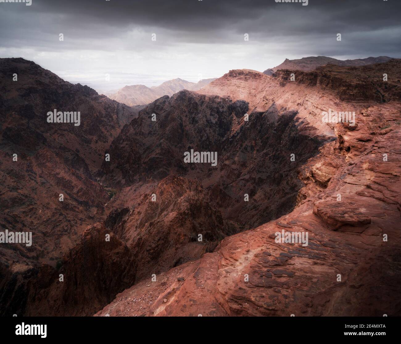 Scenari paesaggistici epici della Rift Valley a Wadi Musa / Petra, con rari cieli nuvolosi drammatici nel deserto. Foto Stock