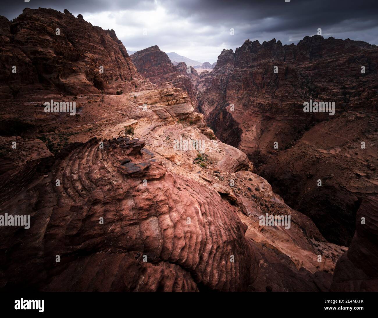 Scenari paesaggistici epici della Rift Valley a Wadi Musa / Petra, con rari cieli nuvolosi drammatici nel deserto. Foto Stock