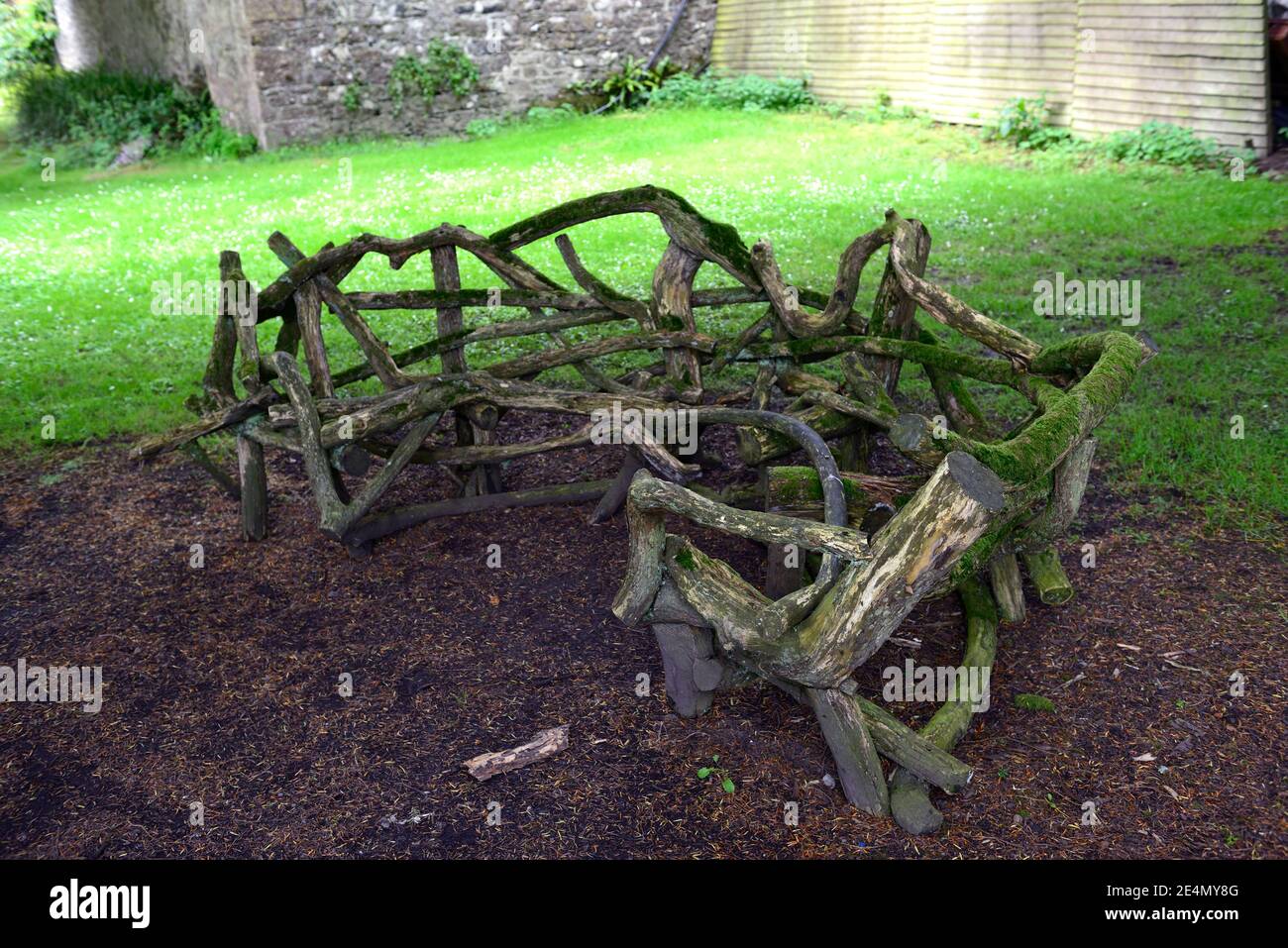 legno,legno,panca giardino,posto a sedere giardino,posto a sedere fatto di rami albero, arti,mobili rustici,esterno,soggiorno esterno,giardino caratteristica,giardini,giardino furn Foto Stock