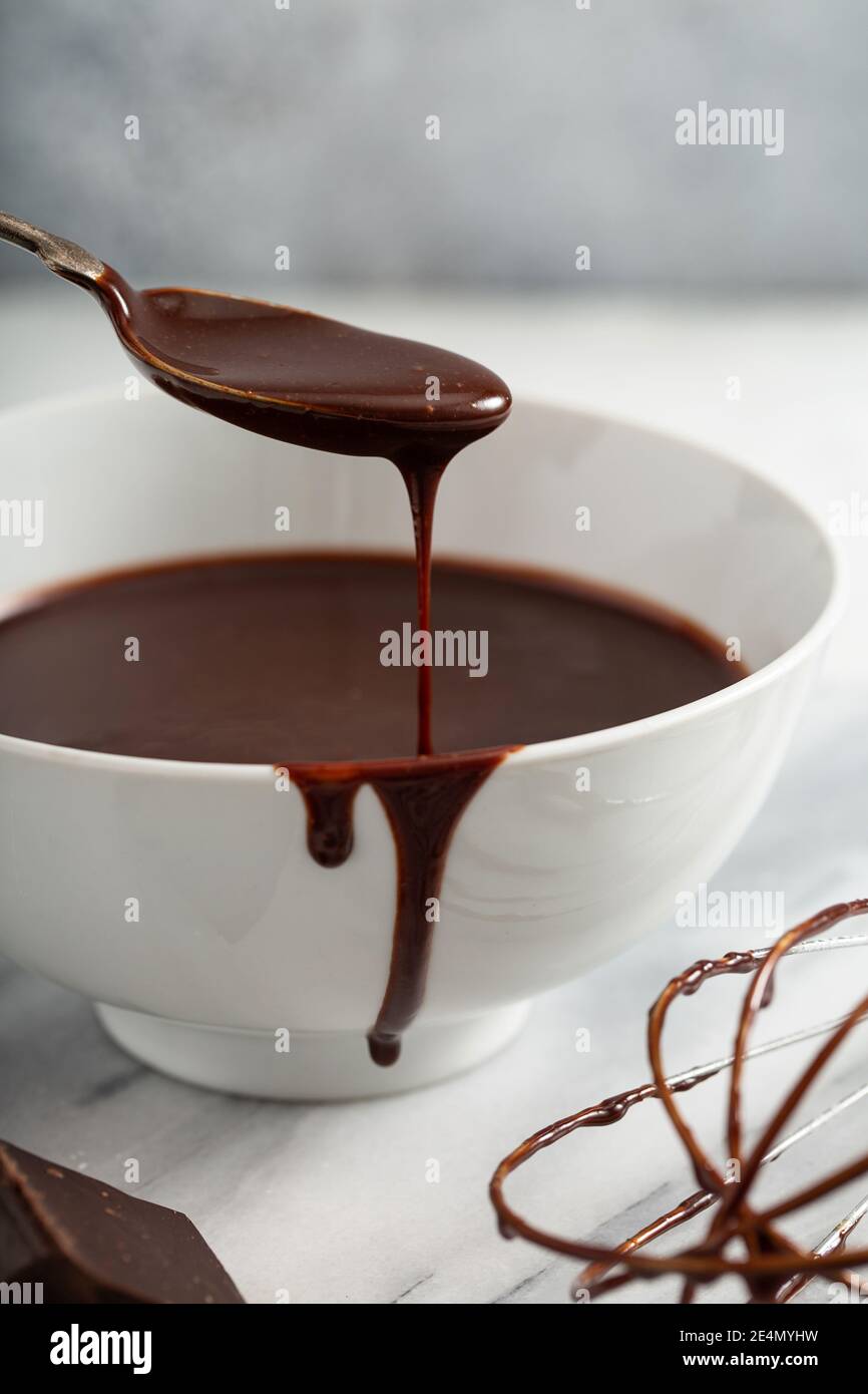 Preparazione di glassa o salsa al cioccolato Foto Stock