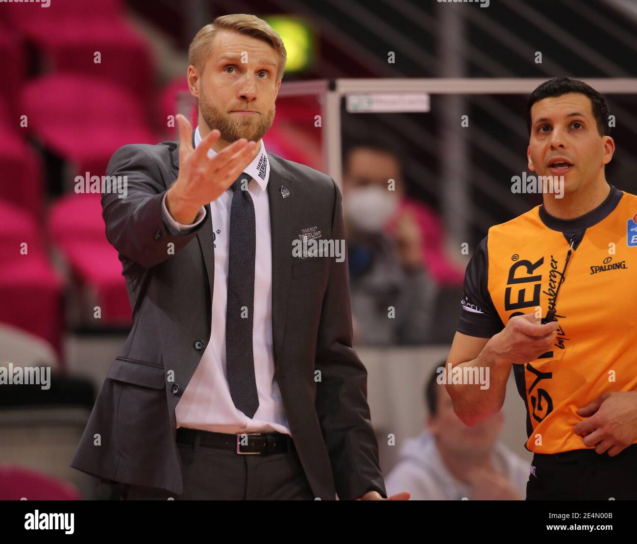 Bonn, Germania. 24 gennaio 2021. Telekom Dome, Basketball Bundesliga, Telekom cesti Bonn vs Hakro Merlins Cailsheim: Headcoach Tuomas Iisalo (Cailsheim) gesti. Credit: Juergen Schwarz/Alamy Live News Foto Stock