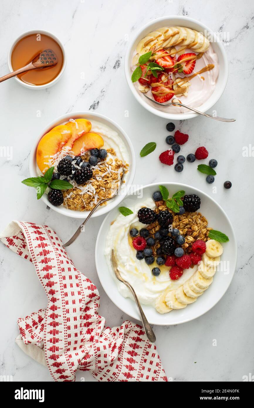 Varietà di ciotole di yogurt con fragola e yogurt bianco Foto Stock