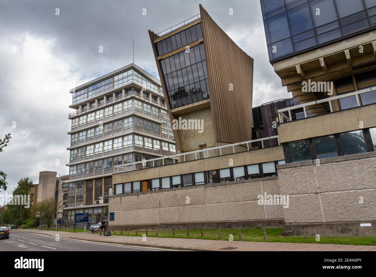 La torre Van de Graff (al centro), parte del Denys Wilkinson Building, con il Thom Building (L), Banbury Road, Oxford, Oxfordshire, Regno Unito Foto Stock