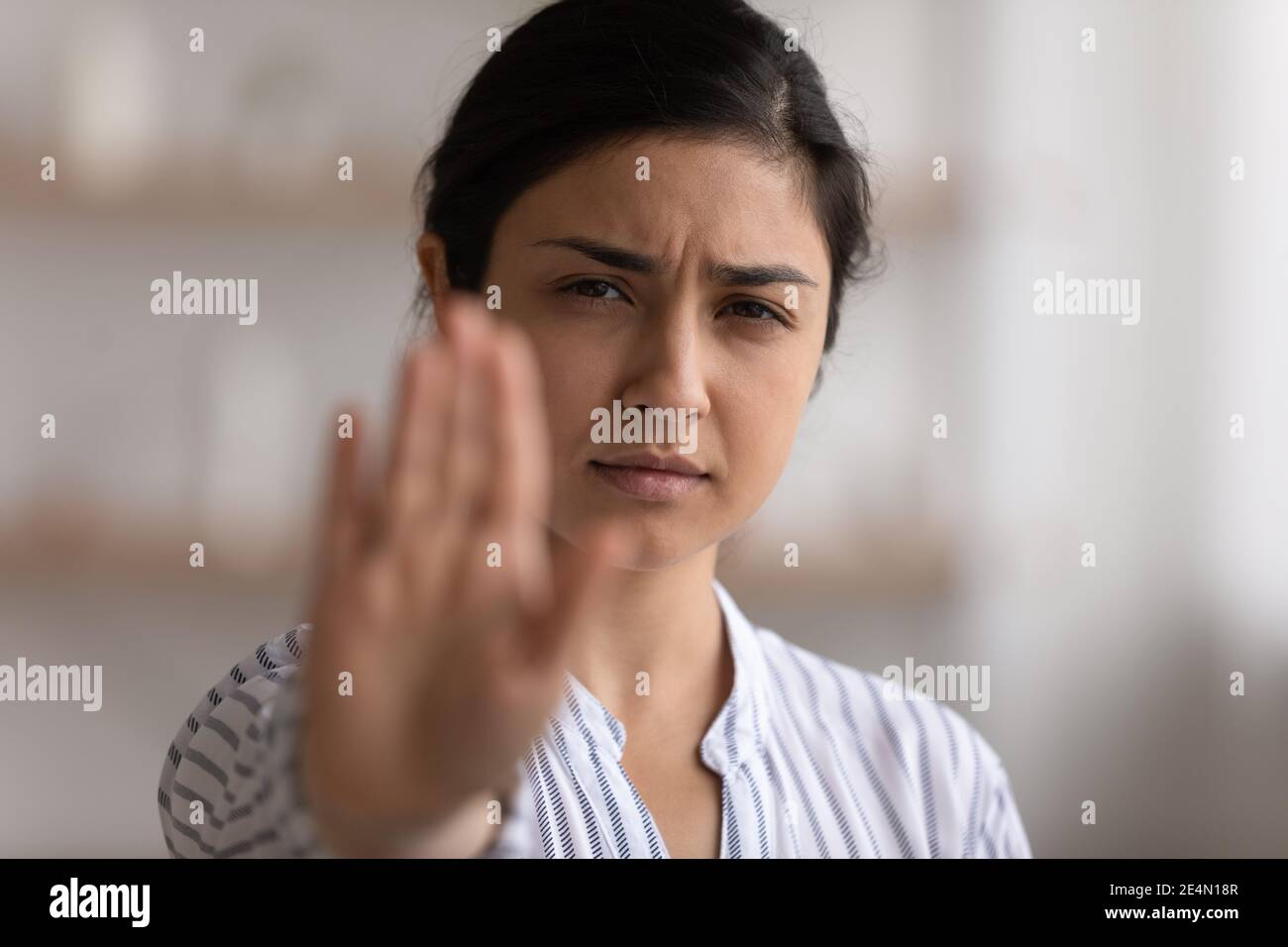 Disperata donna indiana che si ferma alla discriminazione razziale di genere Foto Stock