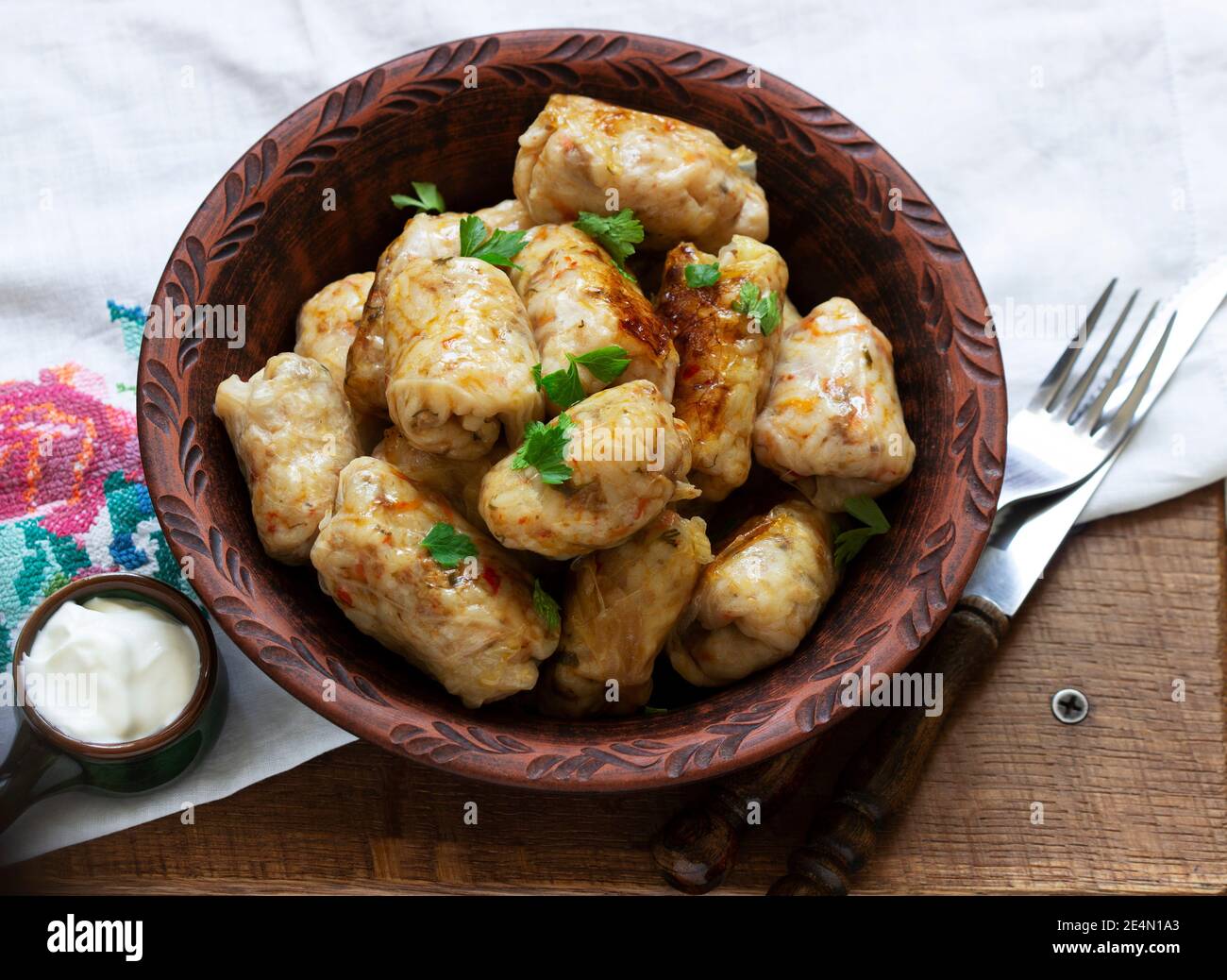Involtini di cavolo, un piatto tradizionale di cucina moldava e rumena. Foto Stock