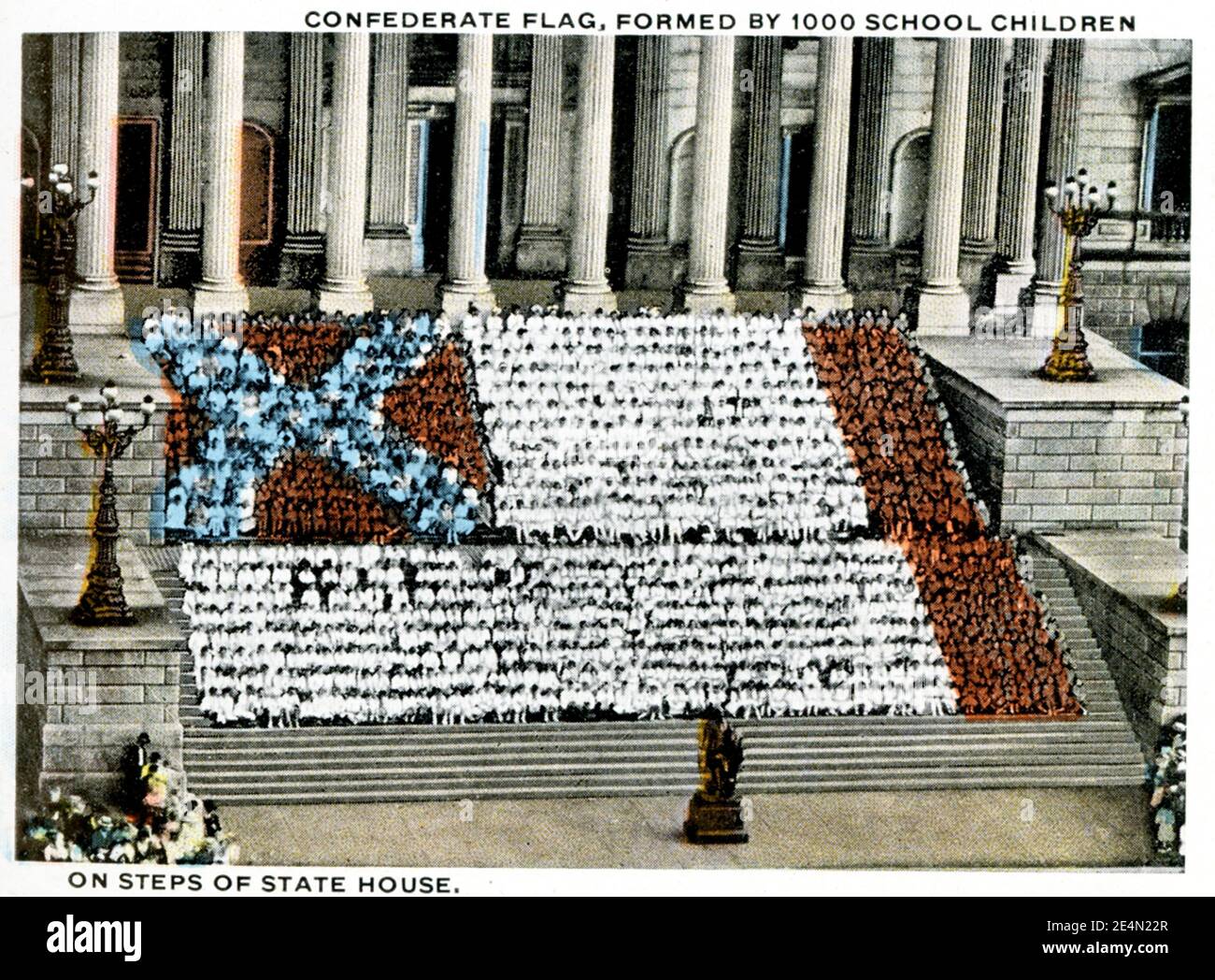 Columbia South Carolina 1918 - bandiera confederata formata da 1000 bambini delle scuole su gradini di una casa di stato. Foto Stock
