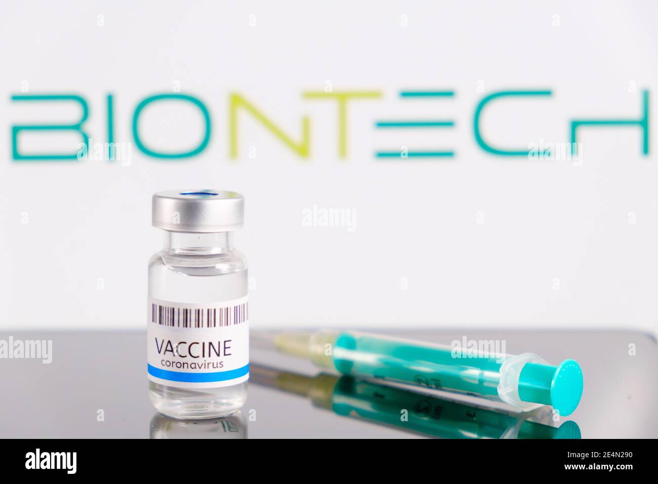 Logo Biontech sullo sfondo del flacone o flaconcino con vaccino e siringa per iniezione per la prevenzione del coronavirus, SARS-COV-2, Covid-19, gennaio Foto Stock