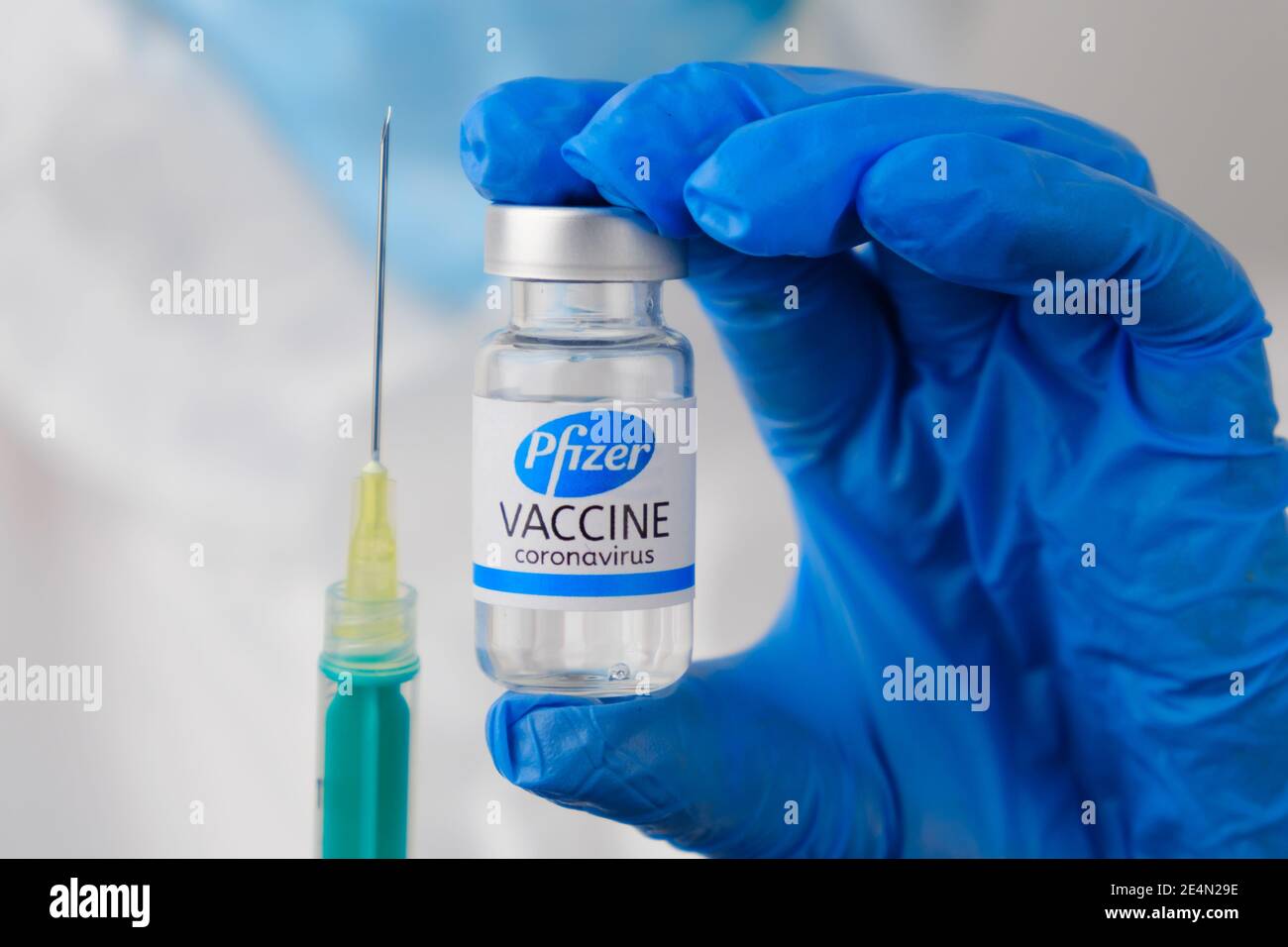 Vaccino Pfizer e siringa monouso per iniezione nelle mani dei medici. Prevention of Coronavirus, Sars-COV-2, Covid-19, gennaio 2021, San Francisco Foto Stock