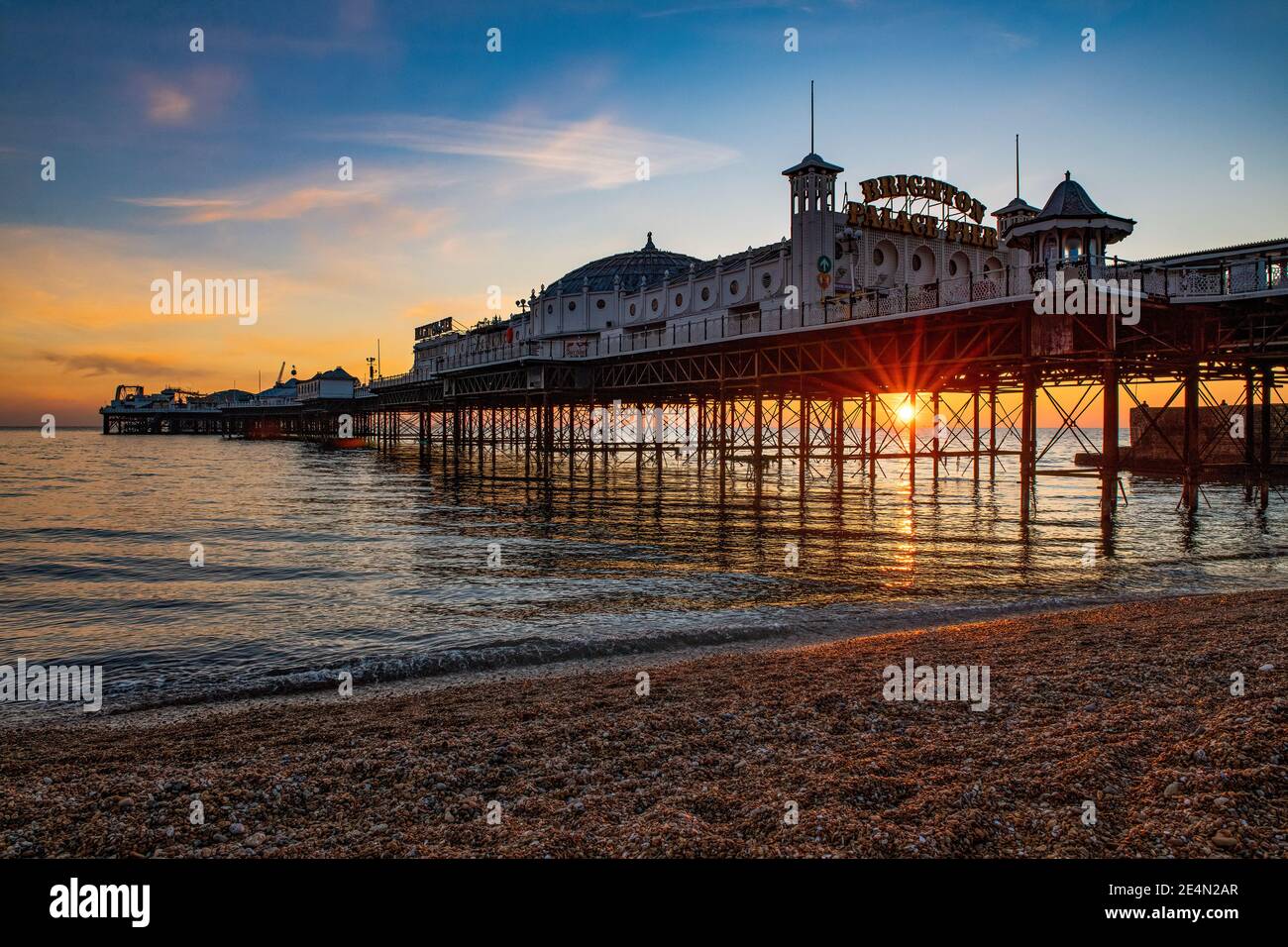 Tramonto al Palace Pier, Brighton, East Susees, Inghilterra, Regno Unito Foto Stock