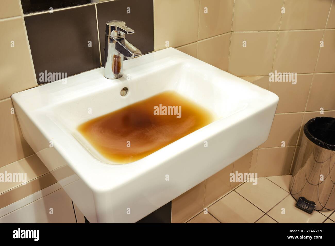 Lavandino intasato con acqua sporca nel gabinetto di un caffè. Problemi di  blocco in bagno e nella toilette Foto stock - Alamy