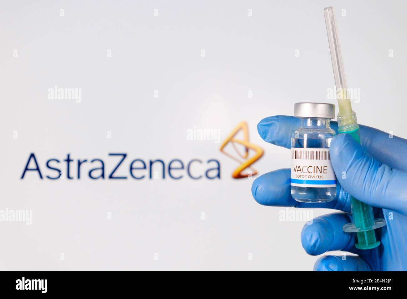 AstraZeneca ampule con vaccino per la prevenzione del coronavirus, SARS-Cov-2 e siringa in medici mano in guanti di gomma blu, gennaio 2021, San Foto Stock