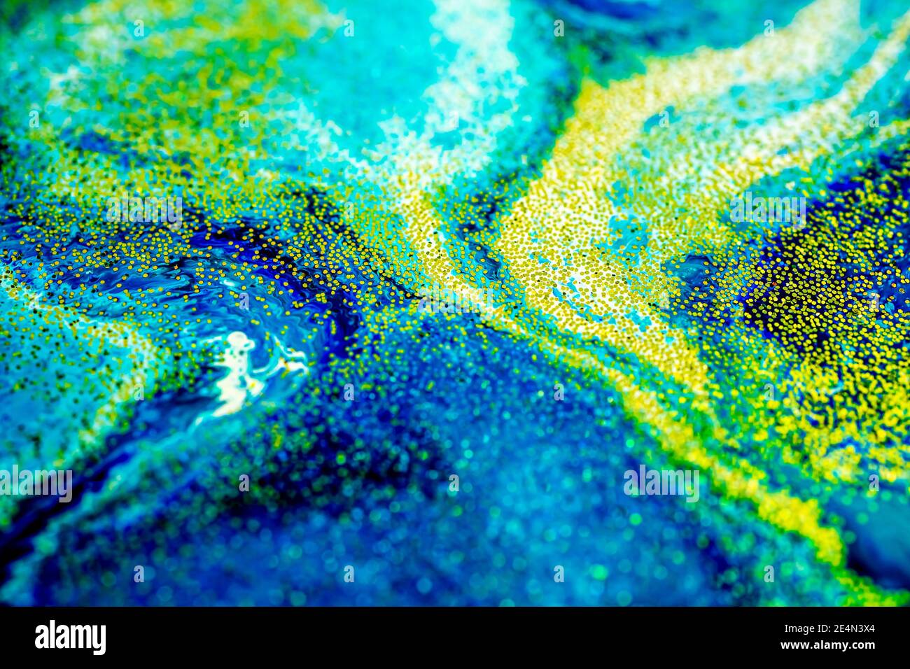 Messa a fuoco selettiva. Blu creativo astratto dipinto sfondo, carta da parati, pittura acrilica su tela. Texture art. Vernice blu con polvere di glitter oro. Sfondo in marmo Foto Stock