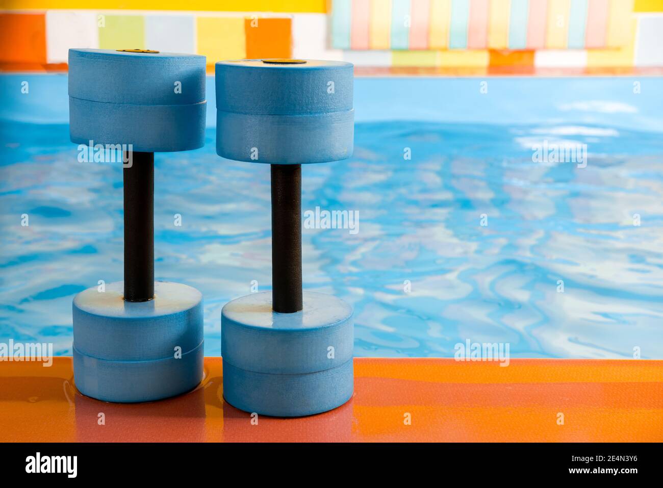attrezzature per manubri per aerobica in acqua vicino alla piscina Foto Stock