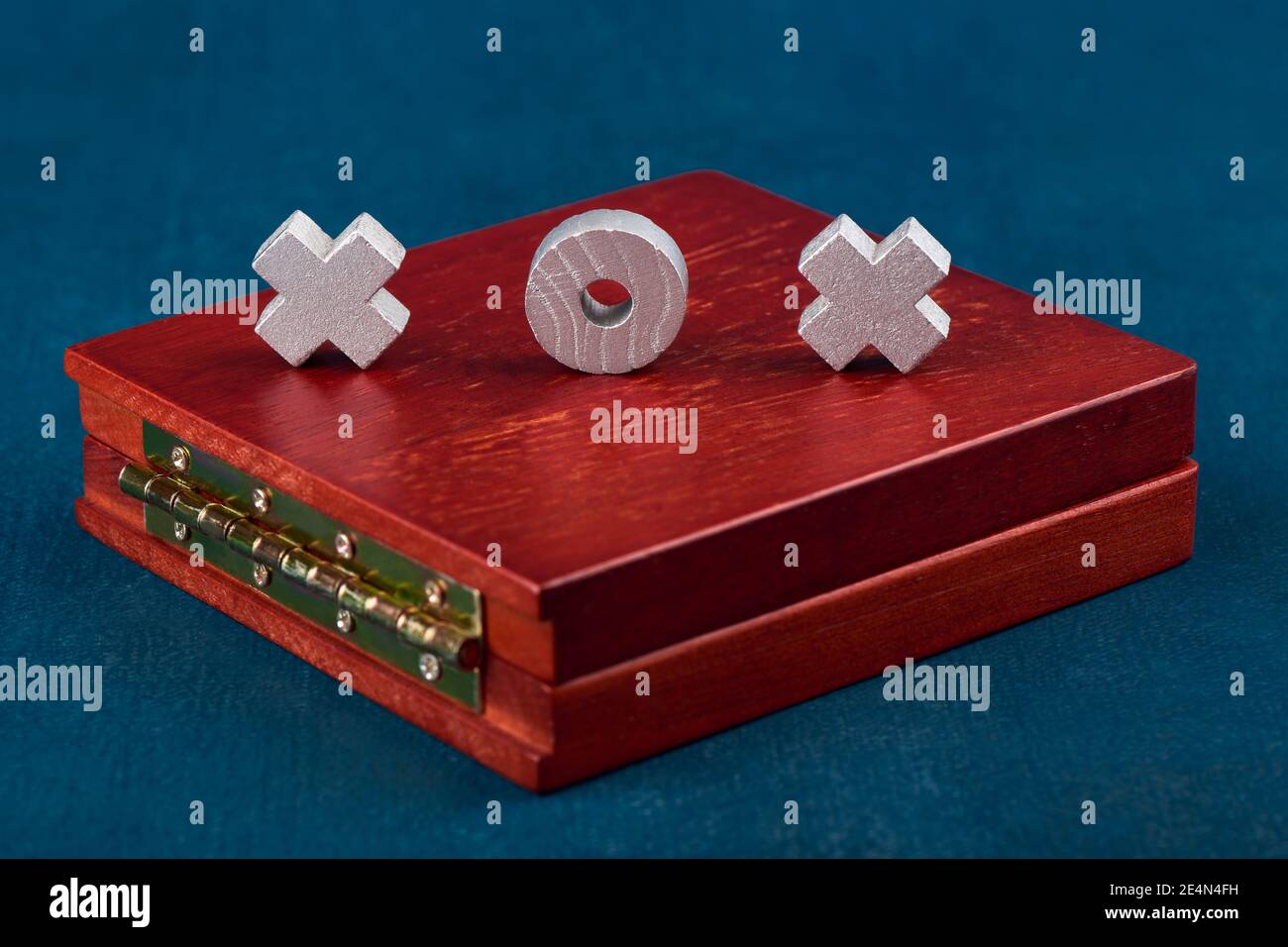 Game Tic TAC Toe, gettoni di gioco su una scatola di legno primo piano, profondità poco profonda di nitidezza Foto Stock