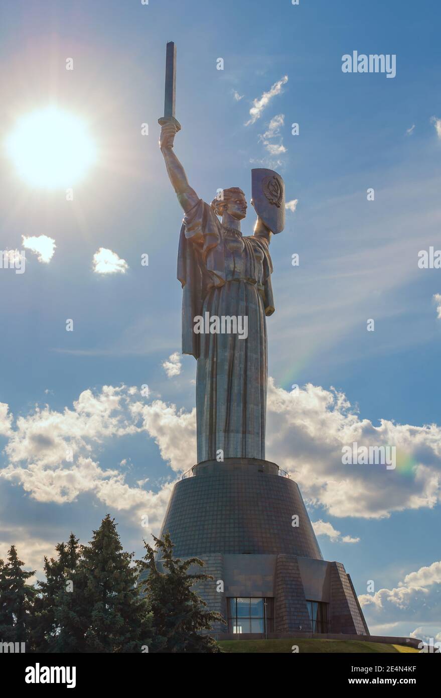 Monumento 'Maltrand' al sole contro il cielo blu, 19.07.20 Kiev, Ucraina Foto Stock