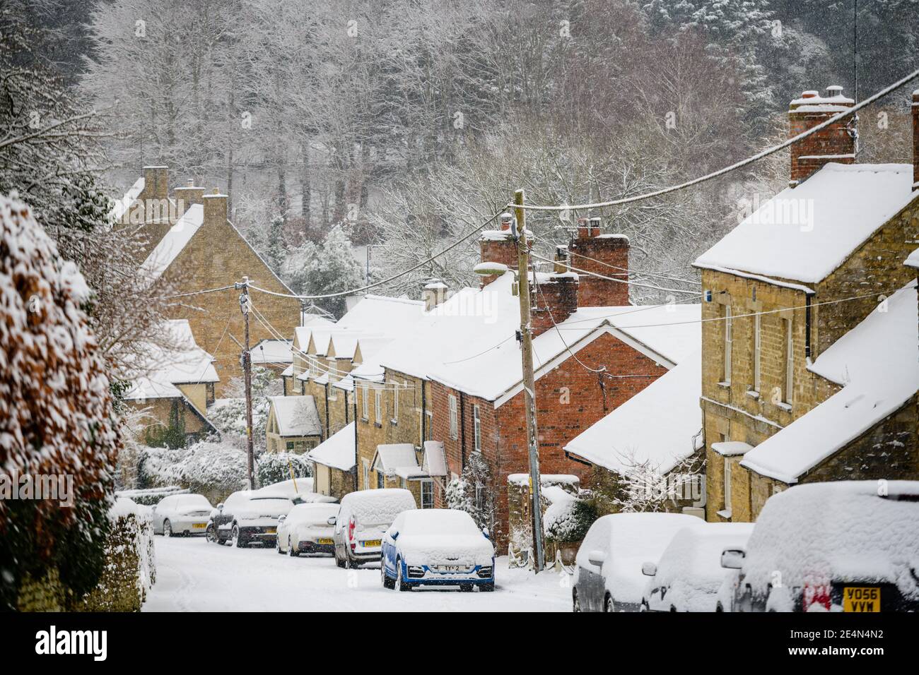 Coperte di neve l'Oxfordshire Village di Steeple Aston, portando un diverso tipo di blocco alla contea Foto Stock