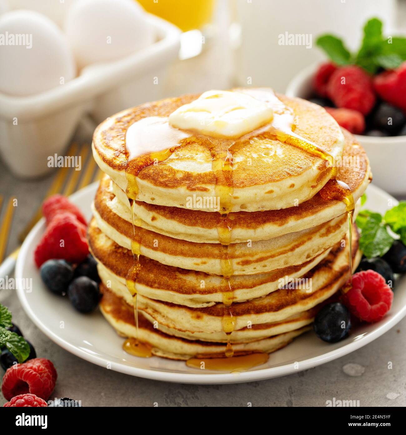 Frittelle soffici al latticello con sciroppo Foto Stock