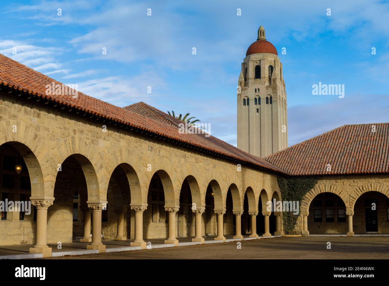 Hoover Tower tramite il Memorial Court of Main Quad in Università di Stanford Foto Stock