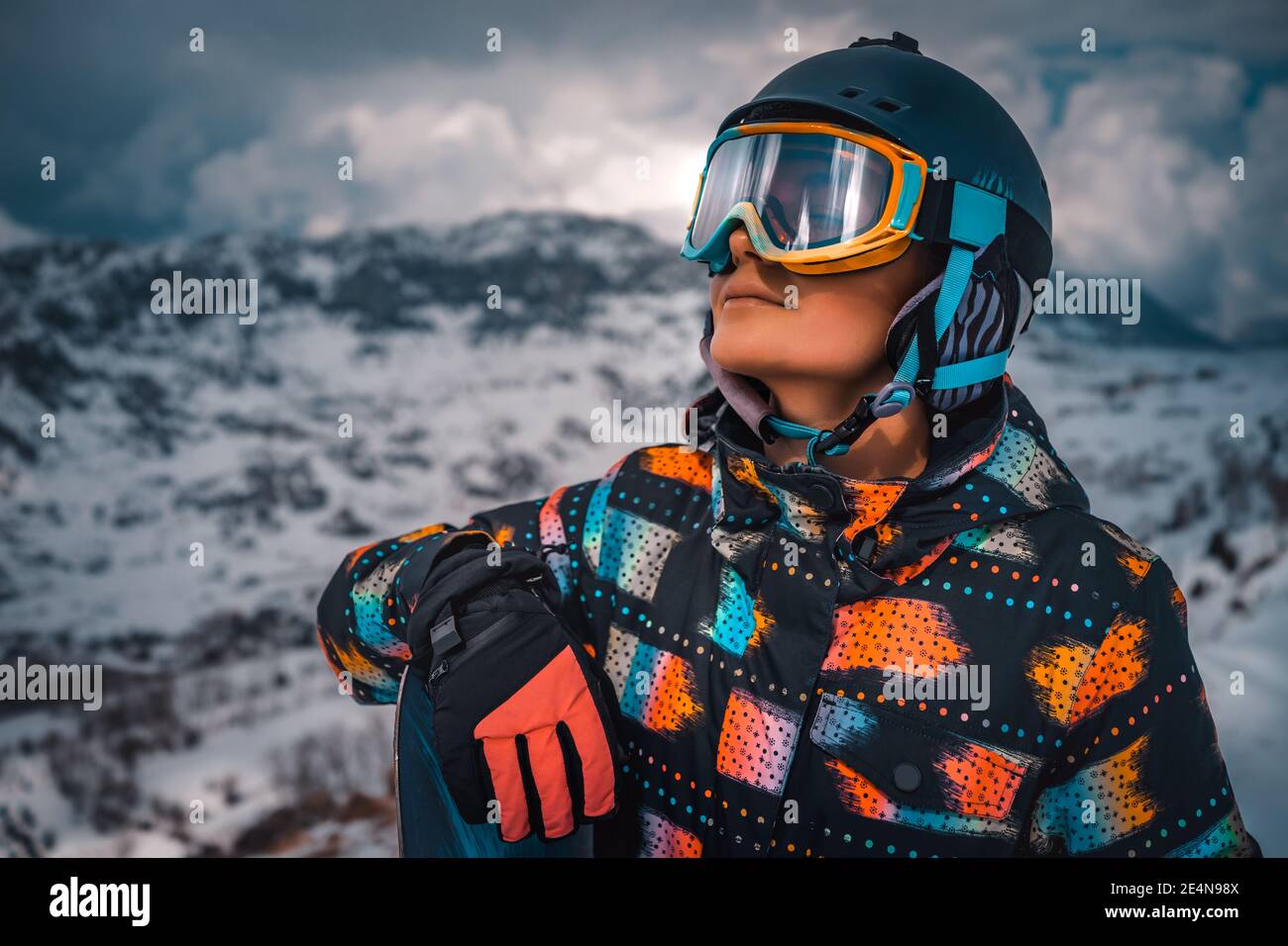 Snowboarder si prepara a scendere dalla montagna. Ritratto di Happy Active Girl godendo bella stazione sciistica invernale Foto Stock
