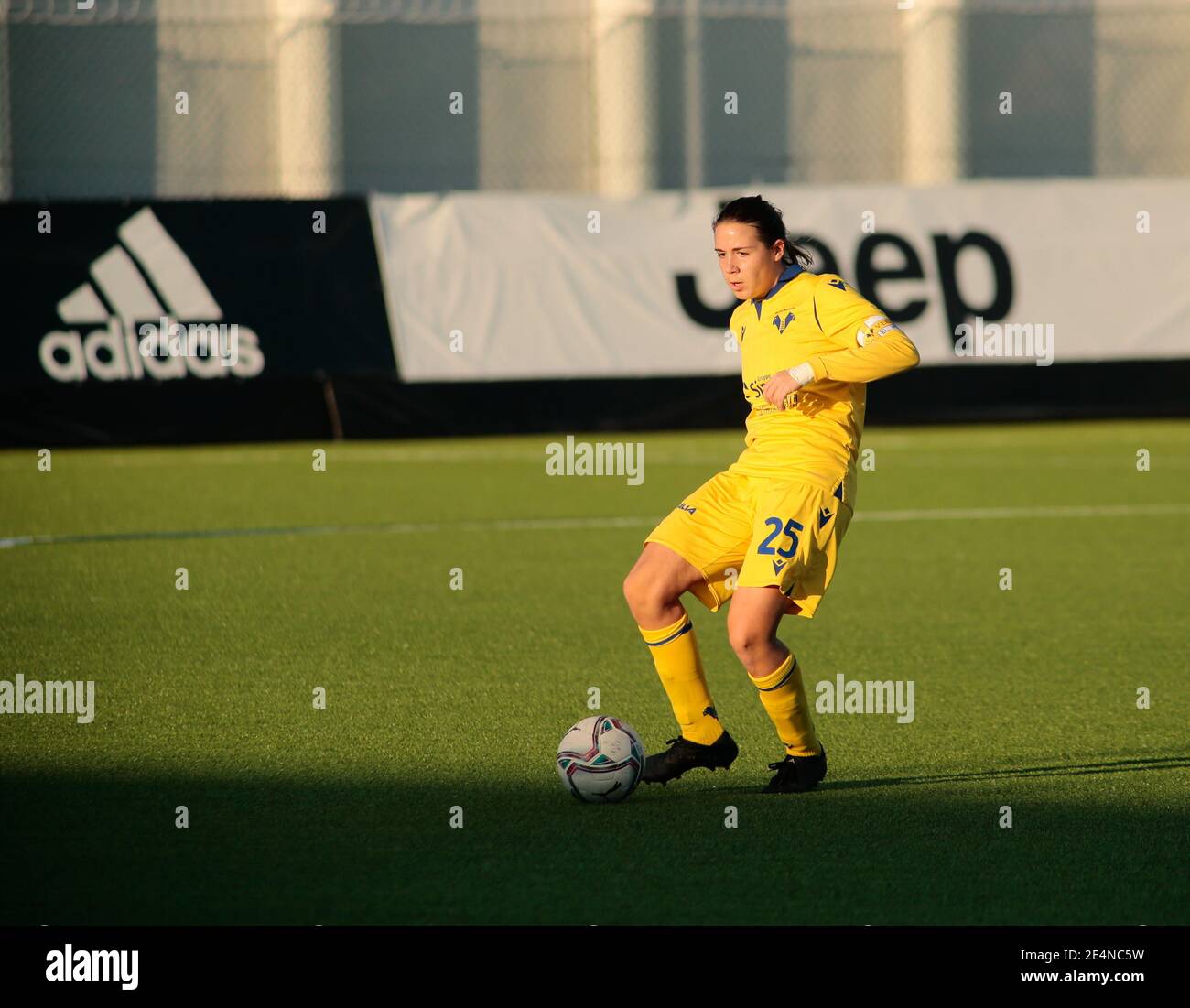 Caterina Ambrosi (Hellas Verona Women) nel corso del campionato Italiano Donne 039, Serie A TimVision Football Match tra Juventus FC e Hellas Verona il 24 gennaio 2021 presso il Juventus Training Center di Vinovo, vicino Torino - Foto Nderim Kaceli / DPPI / LM Foto Stock