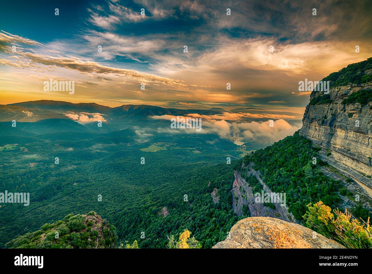 Tramonto sulle montagne in catalunya Foto Stock