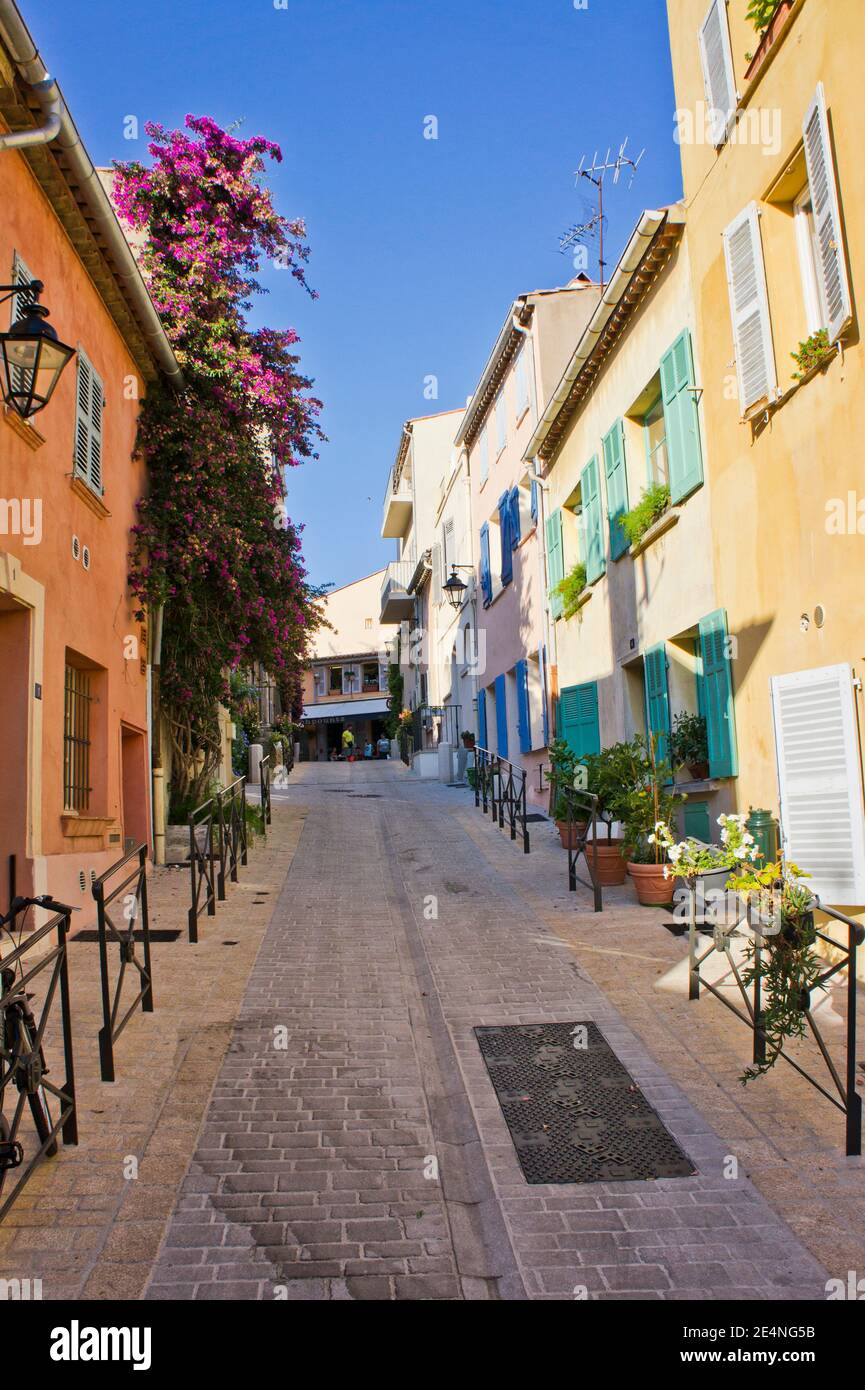 Saint Tropez, Côte vecchia strada con case colorate, Costa Azzurra. Francia, Europa Foto Stock