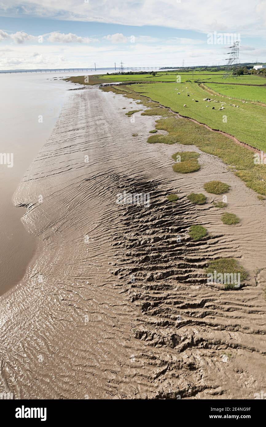 Costa fangosa al ponte Severn vicino a Chepstow, Galles, Regno Unito Foto Stock