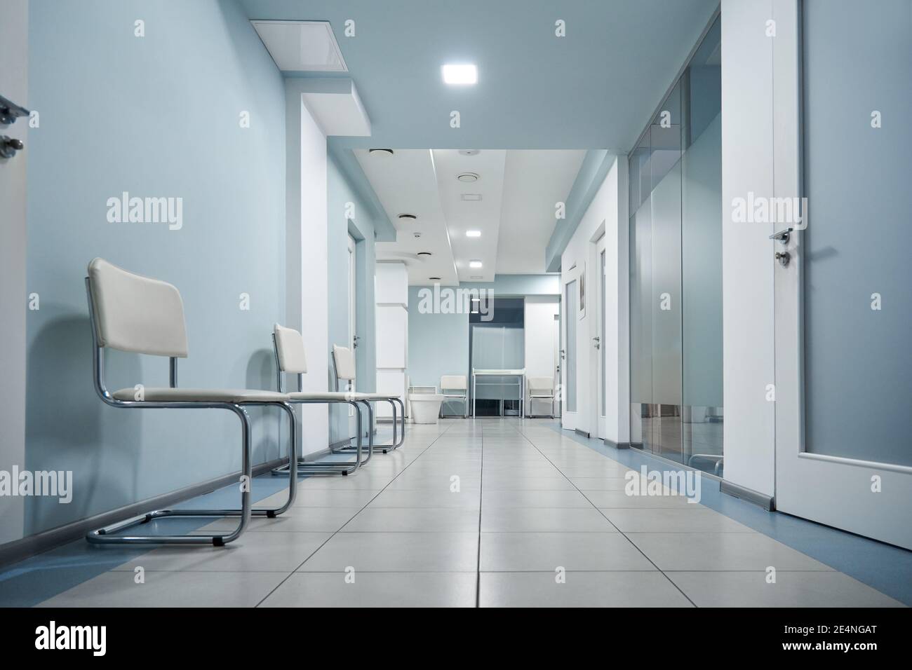 Corridoio ospedaliero vuoto e moderno, sfondo interno del corridoio della clinica. Foto Stock