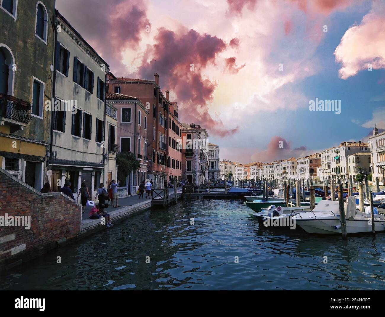 Venezia, Italia - 02 settembre 2018: Suggestivo paesaggio grandangolare del Canal Grande e delle case colorate italiane, Vista del motoscafo dal Ponte di Rialto ag Foto Stock