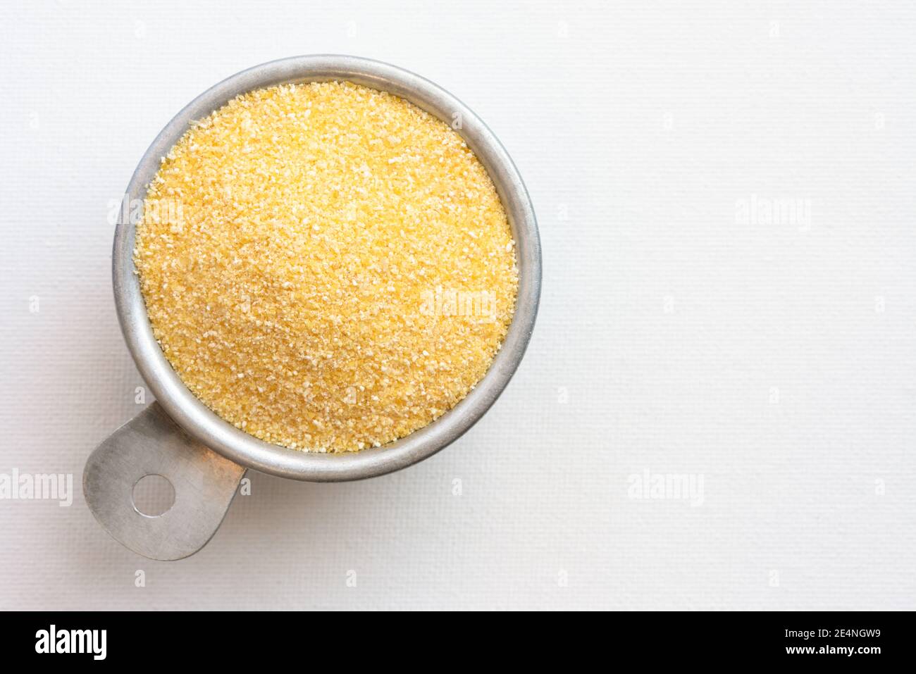 Pasto di mais giallo in una tazza di misurazione Foto Stock
