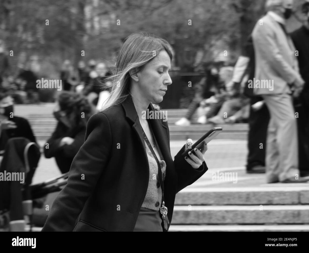 New York, New York, Stati Uniti. 27 Nov 2020. La pandemia ha imperversato per così tanto tempo che ora, anche se milioni di persone vengono vaccinate, altri milioni di persone saranno infettate a meno che le persone non continuino a indossare maschere e a mantenere le distanze sociali fino all’estate o più tardi, secondo gli scienziati della Columbia University. Credit: John Marshall Mantel/ZUMA Wire/Alamy Live News Foto Stock