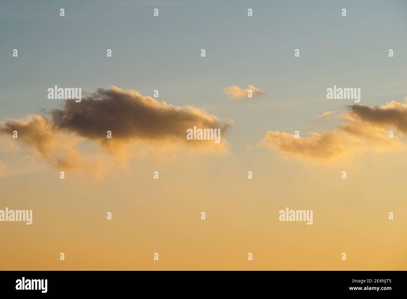 nuvole su sfondo arancione cielo tramonto Foto Stock