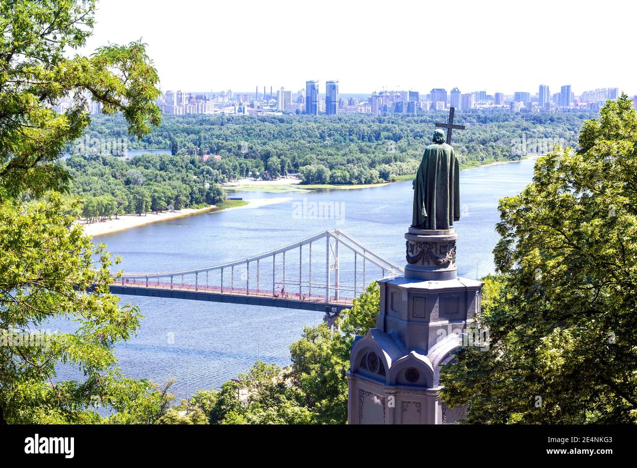 Vista del Vladimir la Grande statua che domina il fiume Dnipro a Kiev, Ucraina Foto Stock