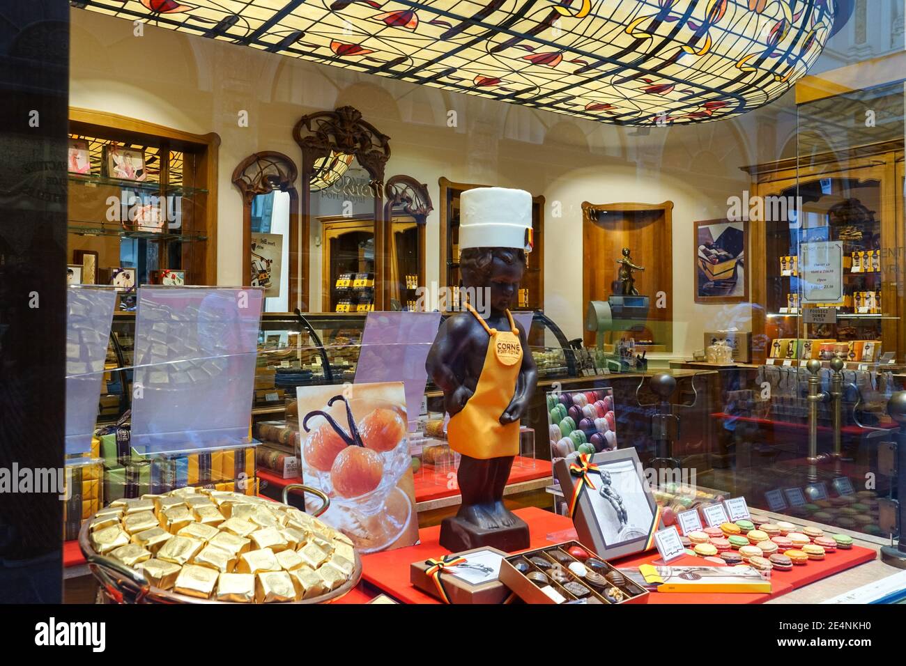 Tradizionale cioccolateria belga nella Galleria reale di Saint Hubert, Bruxelles, Belgio Foto Stock