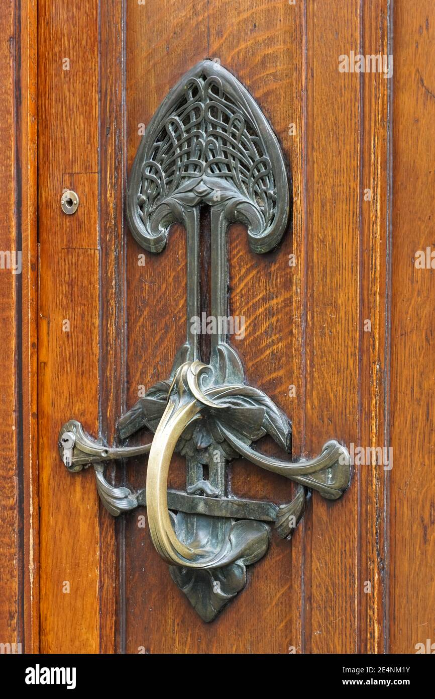 Dettagli ornamentali sulla porta di un edificio in stile Art Nouveau a Bruxelles, in Belgio Foto Stock
