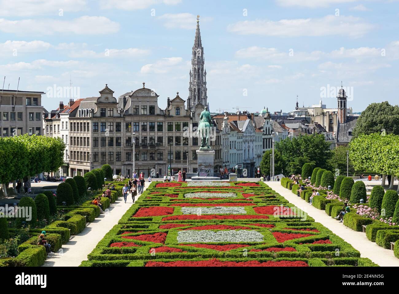 Vista del giardino del Mont des Arts con la guglia del municipio sullo sfondo a Bruxelles, Belgio Foto Stock