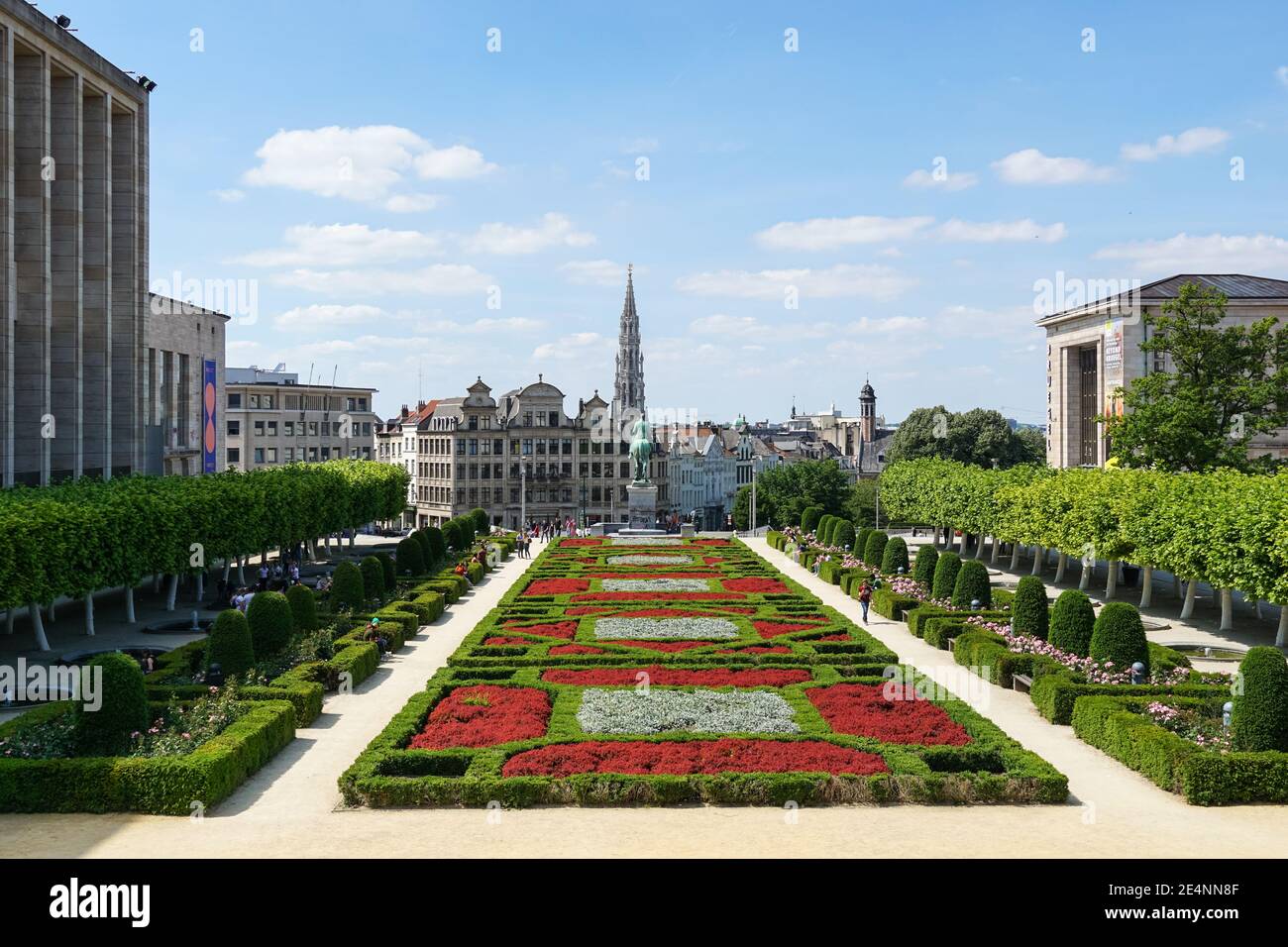 Vista del giardino del Mont des Arts con la guglia del municipio sullo sfondo a Bruxelles, Belgio Foto Stock