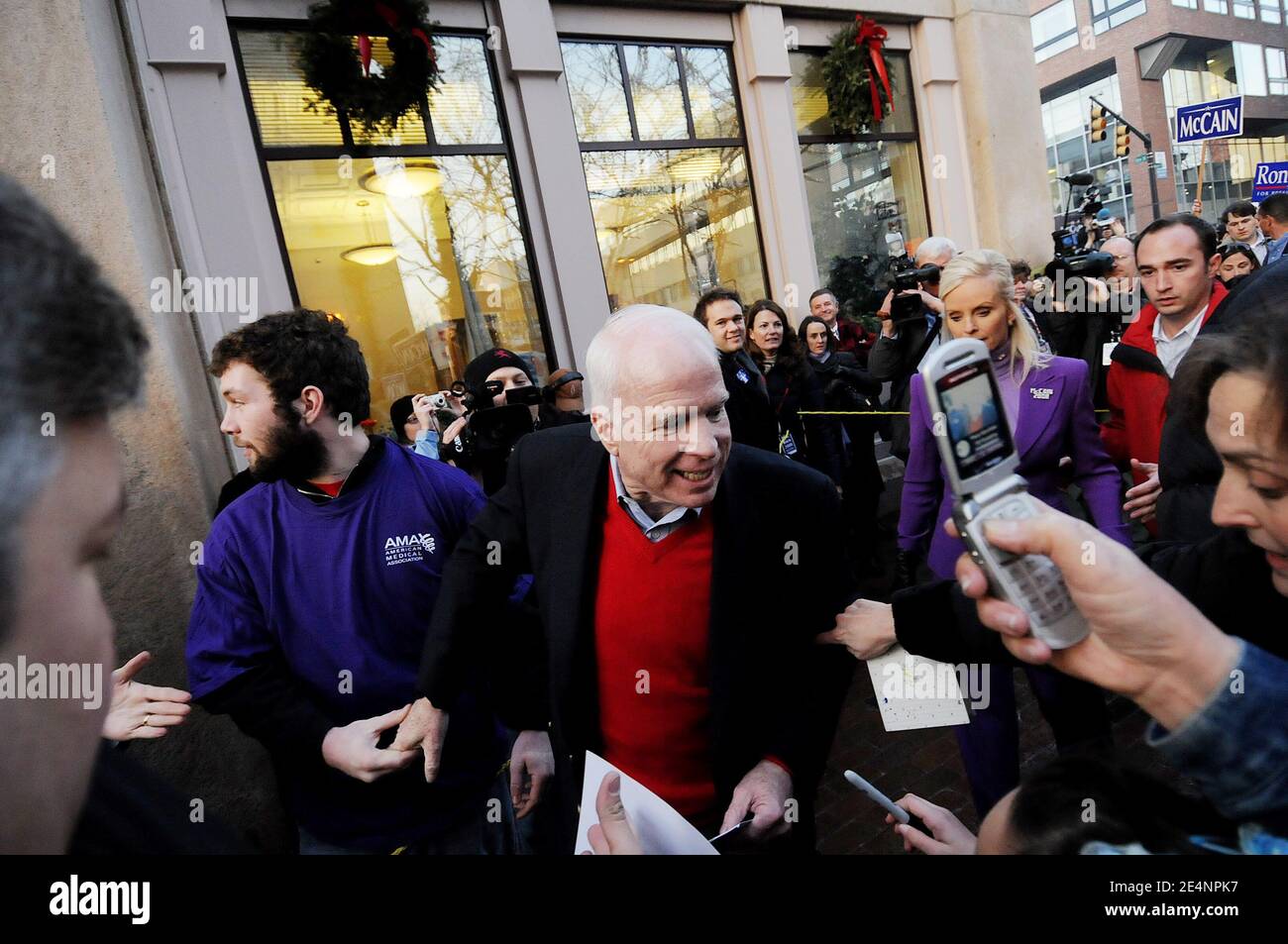 Il candidato presidenziale repubblicano e il senatore dell'Arizona John McCain arriva con la moglie Cindy ad un rally 'The Mac is Back' fuori dal Municipio di Manchester, NH, USA il 7 gennaio 2008. I candidati si sono converti nel New Hampshire prima delle primarie dello stato dell'8 gennaio. Foto di Olivier Douliery/ABACAPRESS.COM Foto Stock