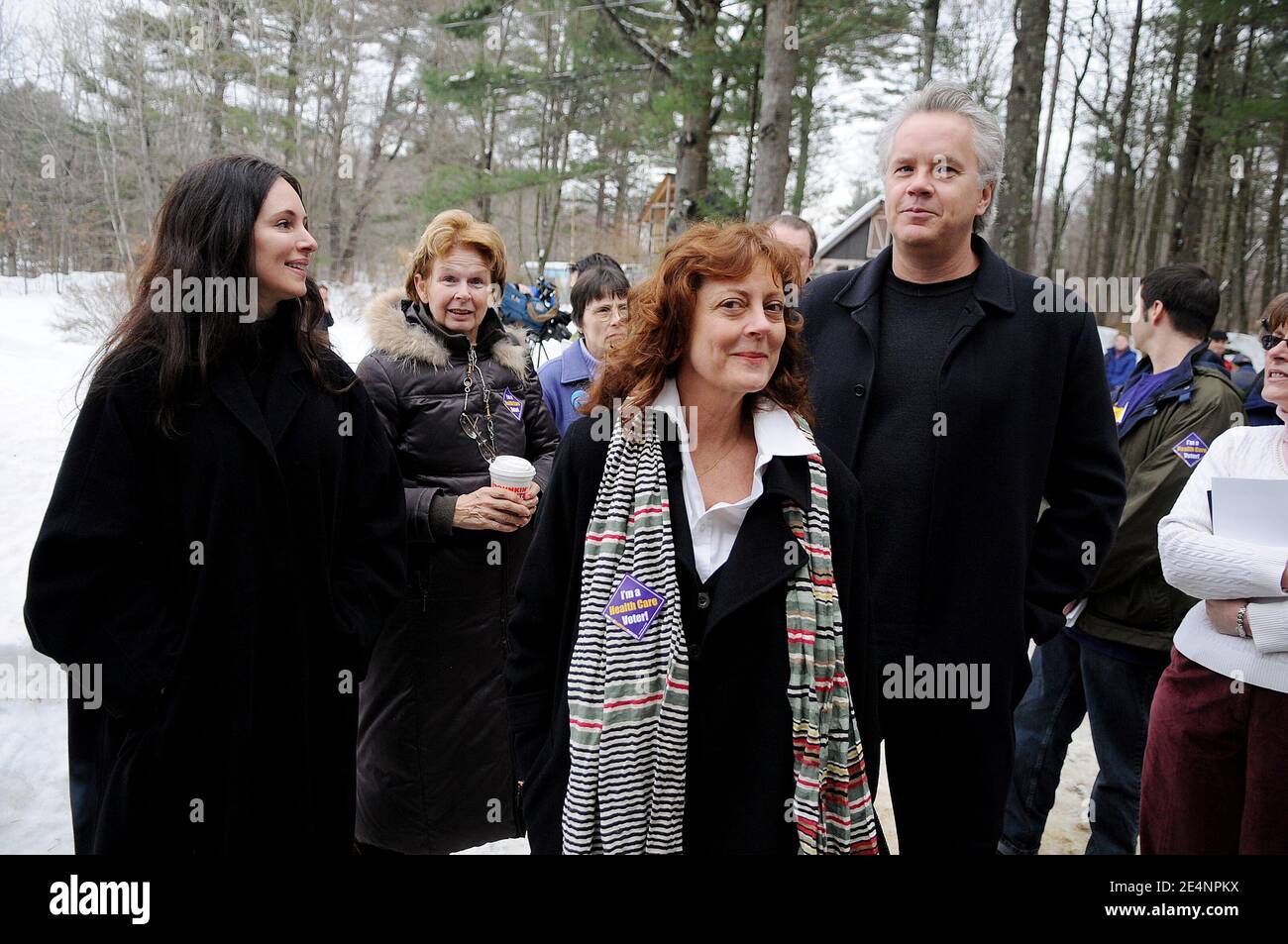 Gli attori Madeleine Stowe (L), Tim Robbins e la moglie Susan Sarandon arrivano ad un evento di campagna per il partito della casa per il candidato presidenziale democratico e l'ex senatore della Carolina del Nord John Edwards, nella casa di Peter e Jo Smith, a Bedford, NH, USA il 7 gennaio 2008. I candidati si sono converti nel New Hampshire prima delle primarie dello stato dell'8 gennaio. Foto di Olivier Douliery/ABACAPRESS.COM Foto Stock