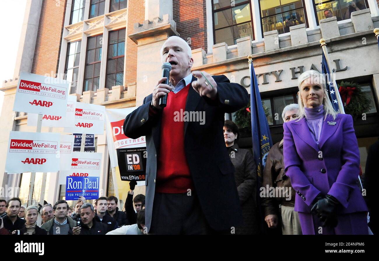 Il candidato presidenziale repubblicano e il senatore dell'Arizona John McCain parla ad un rally 'il Mac è indietro' mentre la moglie Cindy guarda fuori del municipio a Manchester, NH, USA il 7 gennaio 2008. I candidati si sono converti nel New Hampshire prima delle primarie dello stato dell'8 gennaio. Foto di Olivier Douliery/ABACAPRESS.COM Foto Stock