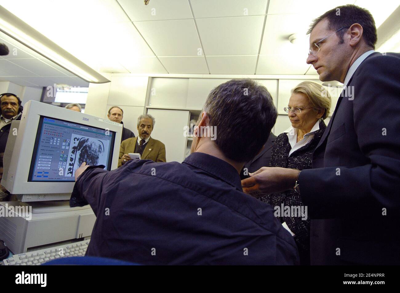 Il 6 gennaio 2008, il ministro francese degli interni Michele Alliot-Marie visita la sede dell'identità giudiziaria a Parigi, in Francia. Foto di Christophe Guibbaud/ABACAPRESS.COM Foto Stock