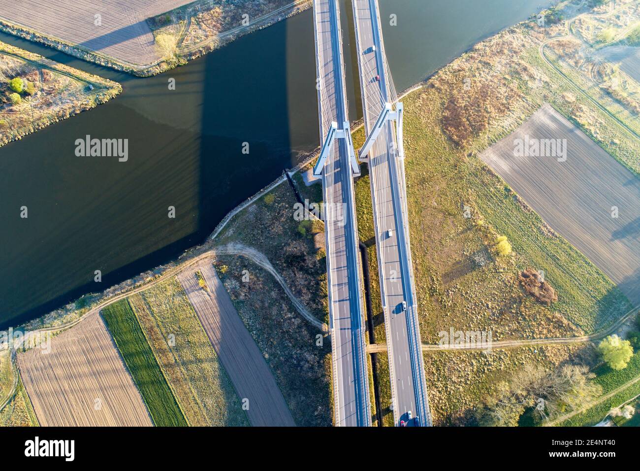 Nuovo moderno ponte a tre corsie con due cavi sul fiume Vistola a Cracovia, Polonia. Vista aerea dall'alto. Parte della circonvallazione intorno a Cracovia Foto Stock