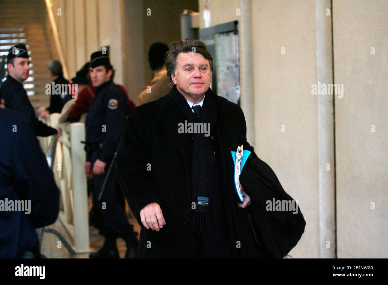L'avvocato Gilbert Collard lascia il processo a sei operatori francesi in un tribunale di Creteil, sobborgo di Parigi, il 14 gennaio 2008. I sei operatori umanitari, membri del gruppo umanitario Zoe's Ark, sono stati condannati da un tribunale in Ciad per aver tentato di rapire 103 bambini. I lavoratori sono arrivati in Francia il 28 dicembre 2007 a seguito di un accordo che permetterà loro di servire le loro otto anni di pena in una prigione francese. Foto di Mousse/ABACAPRESS.COM Foto Stock