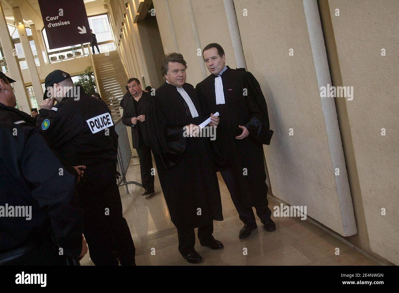 Gli avvocati francesi Gilbert Collard (L) e Olivier Desandre-Navarre assistono al processo di sei operatori francesi in un tribunale di Creteil, sobborgo di Parigi, il 14 gennaio 2008. I sei operatori umanitari, membri del gruppo umanitario Zoe's Ark, sono stati condannati da un tribunale in Ciad per aver tentato di rapire 103 bambini. I lavoratori sono arrivati in Francia il 28 dicembre 2007 a seguito di un accordo che permetterà loro di servire le loro otto anni di pena in una prigione francese. Foto di Mousse/ABACAPRESS.COM Foto Stock