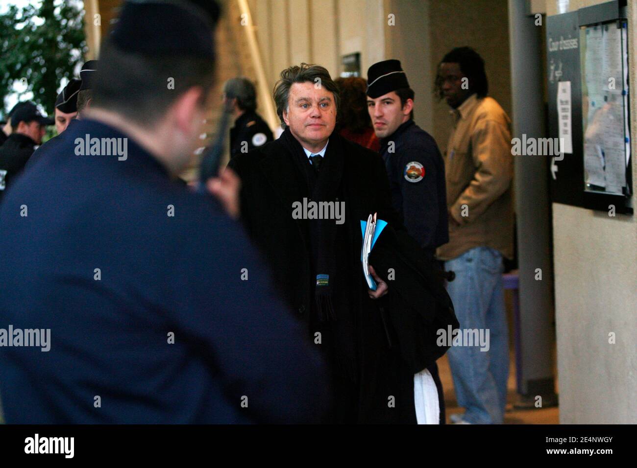 L'avvocato Gilbert Collard lascia il processo a sei operatori francesi in un tribunale di Creteil, sobborgo di Parigi, il 14 gennaio 2008. I sei operatori umanitari, membri del gruppo umanitario Zoe's Ark, sono stati condannati da un tribunale in Ciad per aver tentato di rapire 103 bambini. I lavoratori sono arrivati in Francia il 28 dicembre 2007 a seguito di un accordo che permetterà loro di servire le loro otto anni di pena in una prigione francese. Foto di Mousse/ABACAPRESS.COM Foto Stock