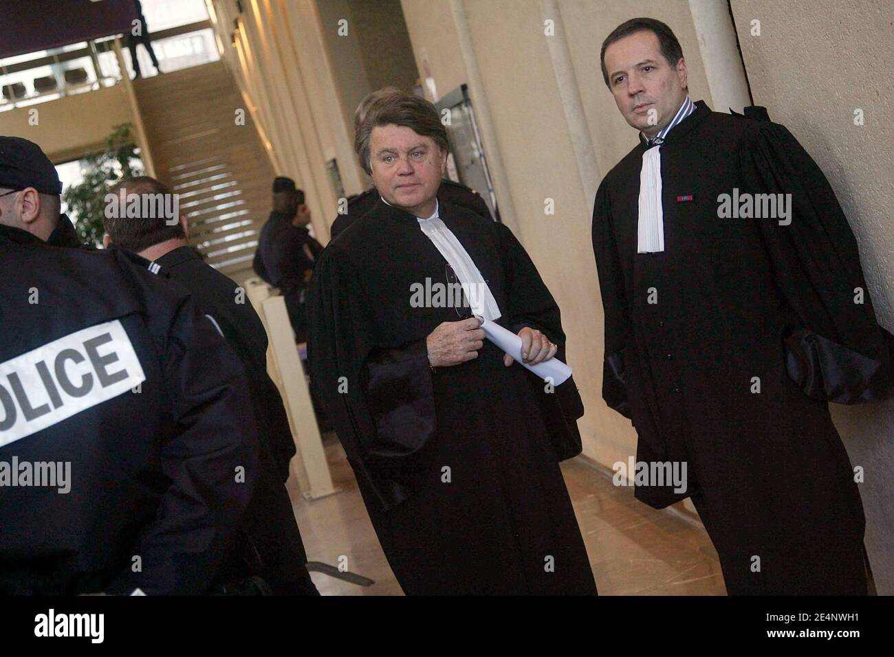 Gli avvocati francesi Gilbert Collard (L) e Olivier Desandre-Navarre assistono al processo di sei operatori francesi in un tribunale di Creteil, sobborgo di Parigi, il 14 gennaio 2008. I sei operatori umanitari, membri del gruppo umanitario Zoe's Ark, sono stati condannati da un tribunale in Ciad per aver tentato di rapire 103 bambini. I lavoratori sono arrivati in Francia il 28 dicembre 2007 a seguito di un accordo che permetterà loro di servire le loro otto anni di pena in una prigione francese. Foto di Mousse/ABACAPRESS.COM Foto Stock